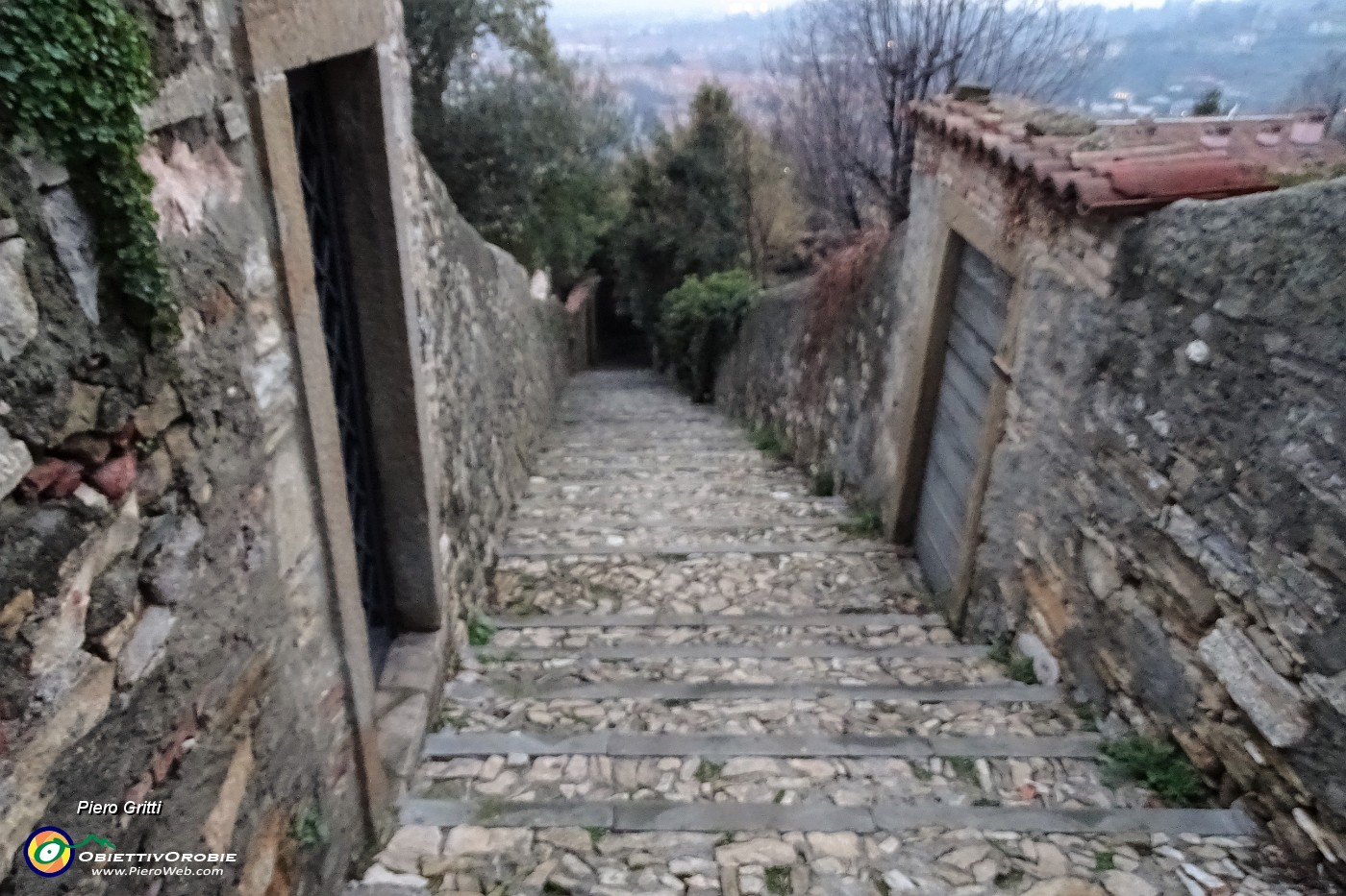 90 Scendo da Via Paradiso.JPG